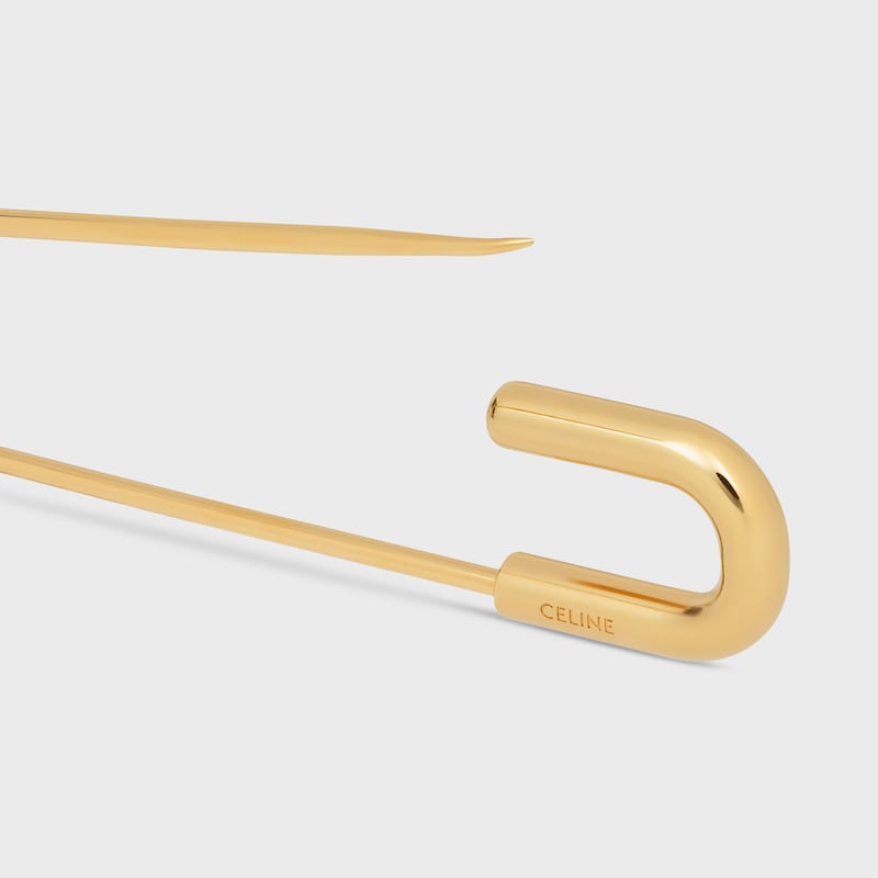BROCHE CON PIN DE SEGURIDAD Y CHARMS CELINE DE LAT&Oacute;N CON ACABADO DORADO - DORADO - CHARMS - 1 | CELINE