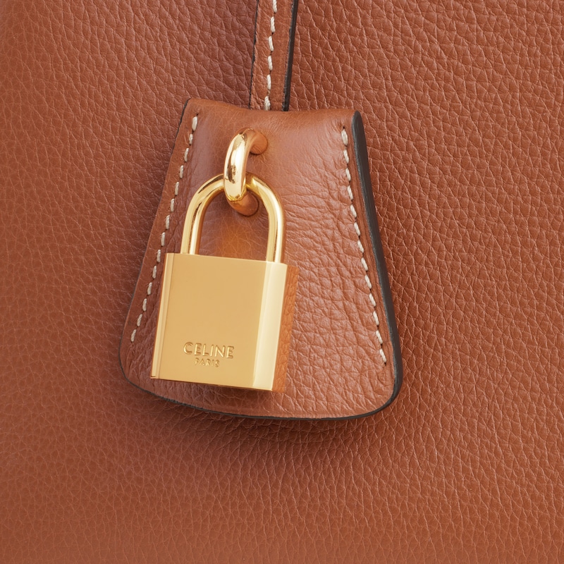 BOLSO TEEN CONTI CELINE DE PIEL DE BECERRO FLEXIBLE CON TEXTURA GRANULADA - TOSTADO - MÁS MODELOS - 1 | CELINE