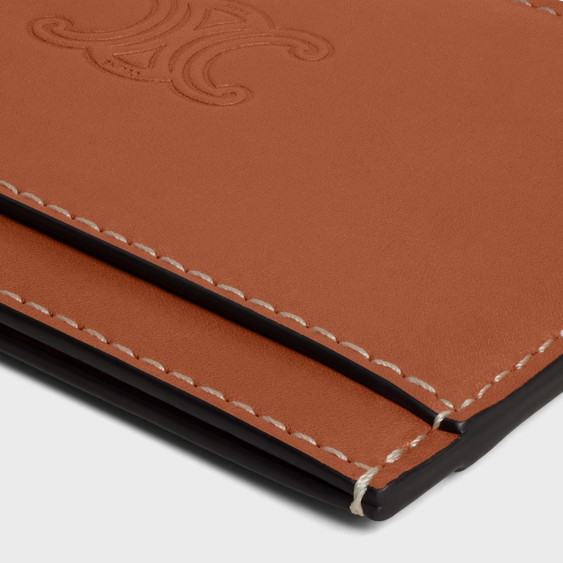 TARJETERO DE PIEL DE BECERRO NATURAL CON MOTIVO TRIOMPHE REPUJADO - TOSTADO - GIFT FINDER - 1 | CELINE