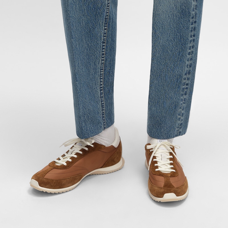 CELINE RACER NIEDRIGER SCHN&Uuml;R-SNEAKER MIT TRIOMPHE AUS NYLON, KALBSVELOURSLEDER UND KALBSLEDER - SAHARA -  - 1 | CELINE