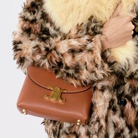 กระเป๋า NINO ขนาด TEEN หนังลูกวัวลายเกรนสัมผัสนุ่ม - สีแทน - สินค้าใหม่ - 2 | CELINE