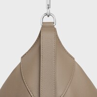Große Romy mit Riemen aus GESCHMEIDIGEM GENARBTEM KALBSLEDER - RAUCHIGES TAUPE - UMHÄNGETASCHEN - 1 | CELINE