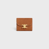 スモールフラップウォレット トリオンフ / ヌバックカーフスキン - キャメル - 財布・ウォレット - 1 | CELINE