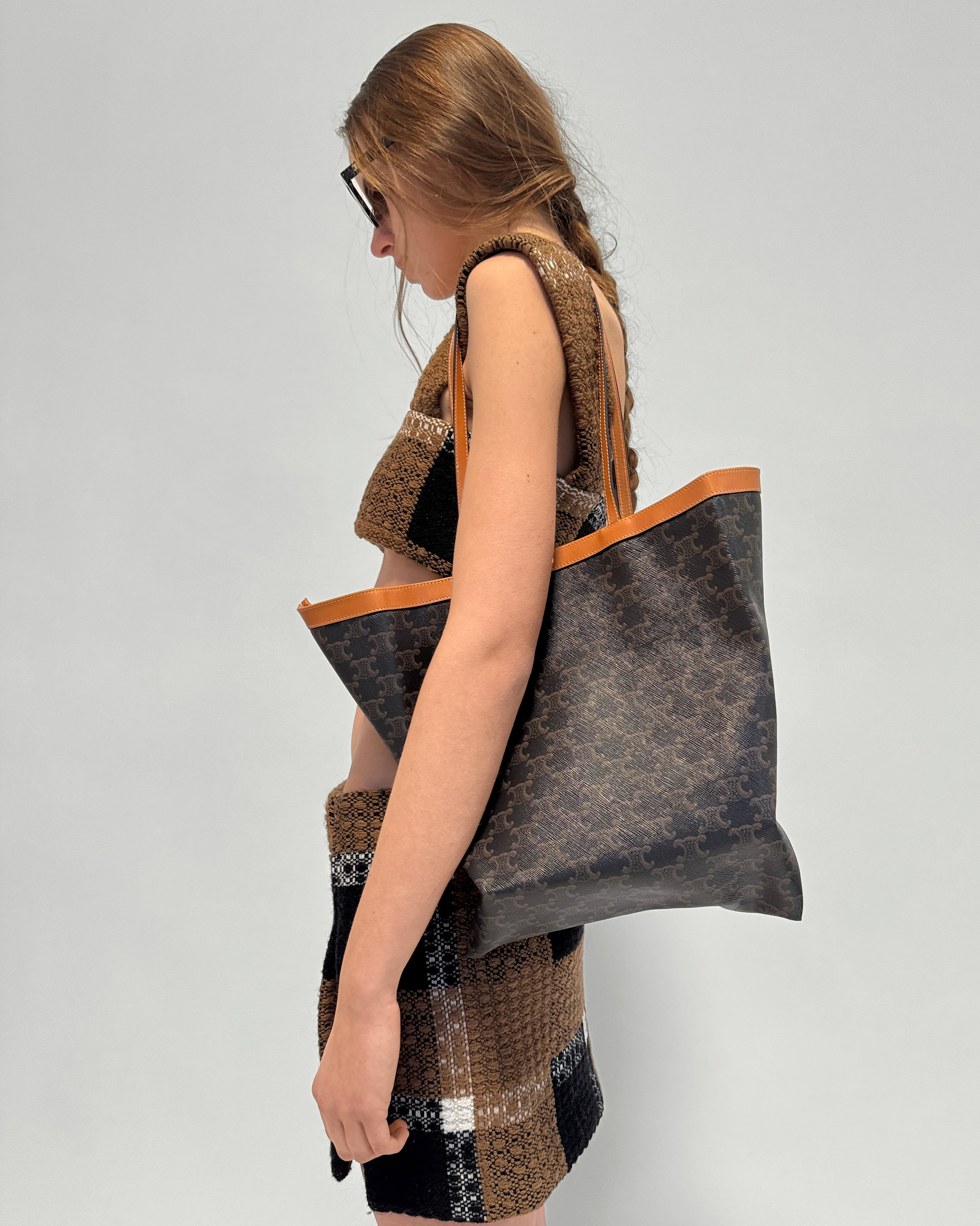 MEDIUM FLAT SHOPPER IN TRIOMPHE CANVAS - MIEL | CELINE