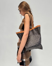 MEDIUM FLAT SHOPPER IN TRIOMPHE CANVAS - MIEL - TOTE BAGS - 2 | CELINE
