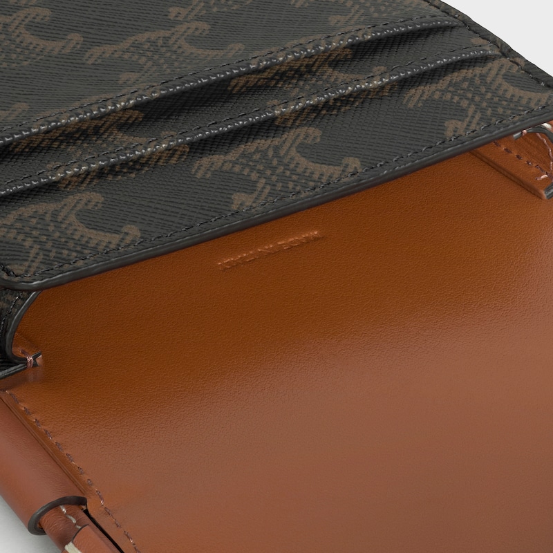 POCHETTE PARA MÓVIL CON SOLAPA DE LONA TRIOMPHE Y PIEL DE BECERRO - TOSTADO - ACCESORIOS TECNOLÓGICOS - 1 | CELINE