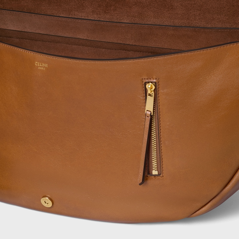 BOLSO HALFMOON SOFT TRIOMPHE DE PIEL DE CORDERO BRILLANTE Y FLEXIBLE - TOSTADO SUAVE - BOLSOS EN BANDOLERA - 1 | CELINE