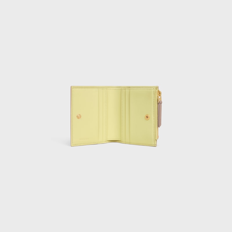 PORTEFEUILLE COMPACT TRIOMPHE STAMP VEAU SOUPLE GRAIN&eacute; - Safari/Citrus - PORTEFEUILLES - 1 | CELINE