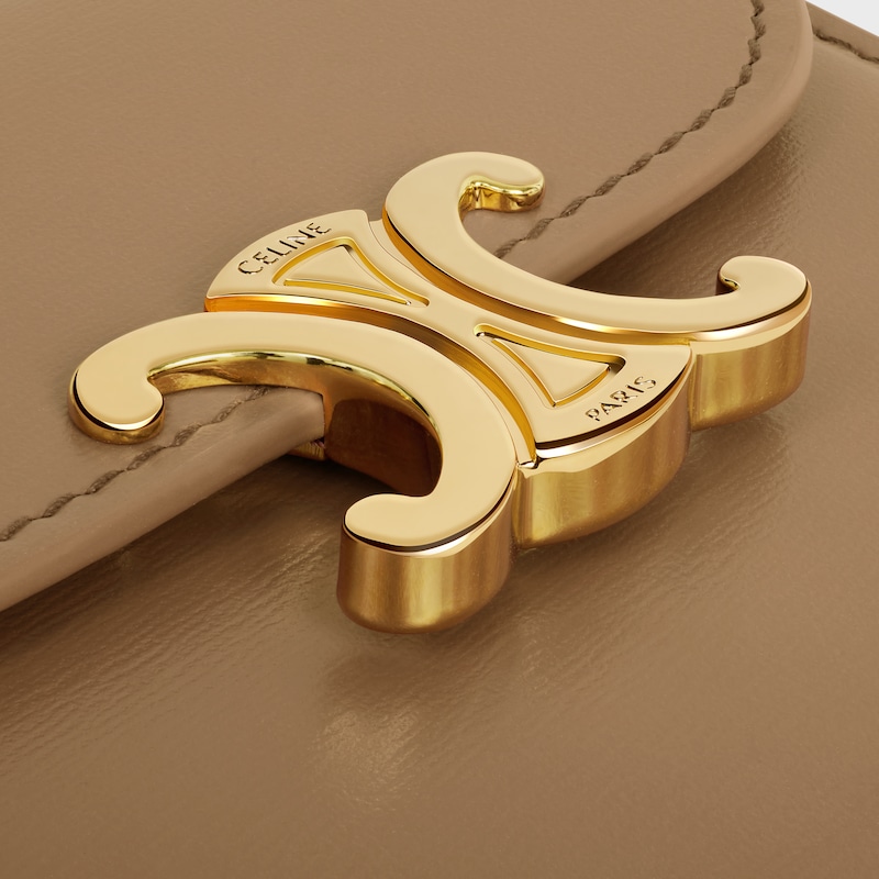 Kleine TRIOMPHE Brieftasche mit Überschlag aus glänzendem Kalbsleder - Dunkles Sepia - GIFT FINDER - 1 | CELINE