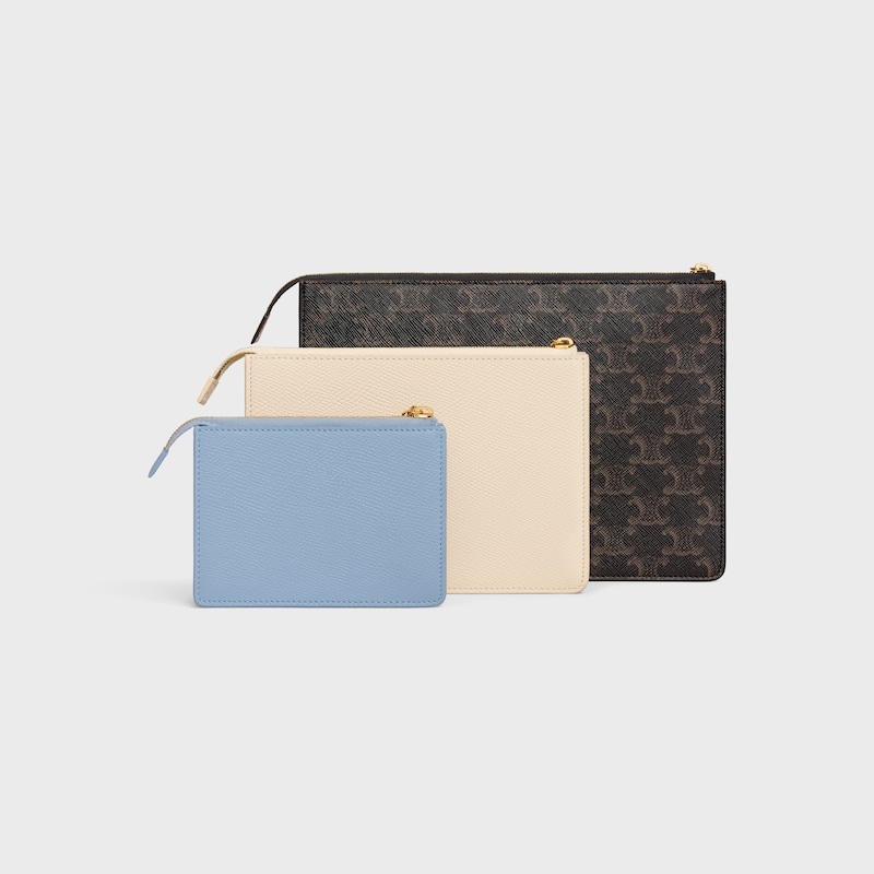 트리옹프 참 파우치 3개 세트 - 트리옹프 캔버스 & 그레인 카프스킨 - 탠/크림/라이트 데님 - 파우치 및 테크 액세서리 - 1 | CELINE