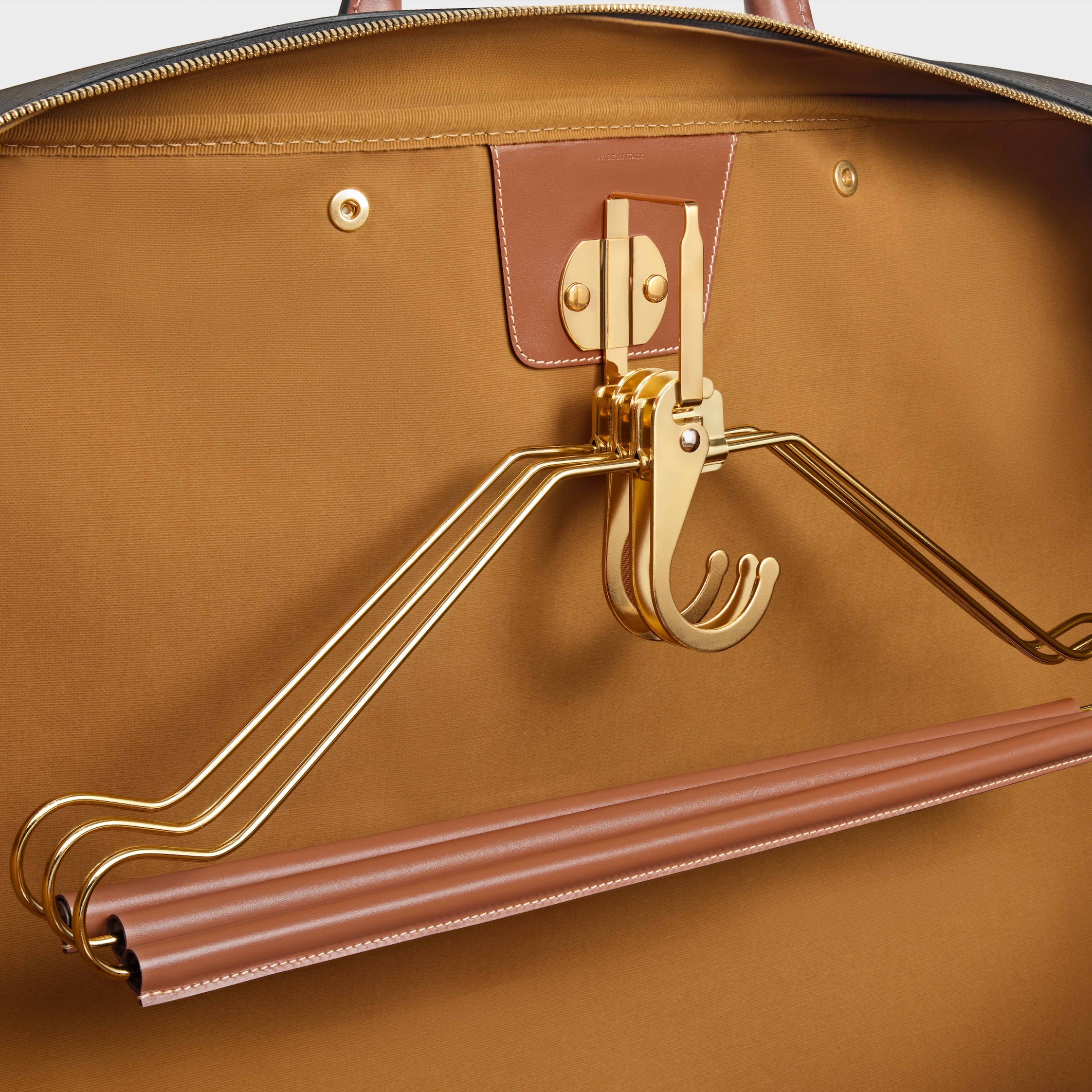 セリーヌハンガー　ガーメントバッグ　2組 ガーメントバッグ / トリオンフキャンバス＆カーフスキン - タン | CELINE