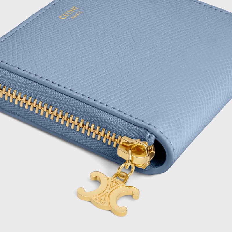Small Zipped Wallet TRIOMPHE CHARMS IN GRAINED CALFSKIN - LIGHT DENIM - WALLETS - 1 | CELINE