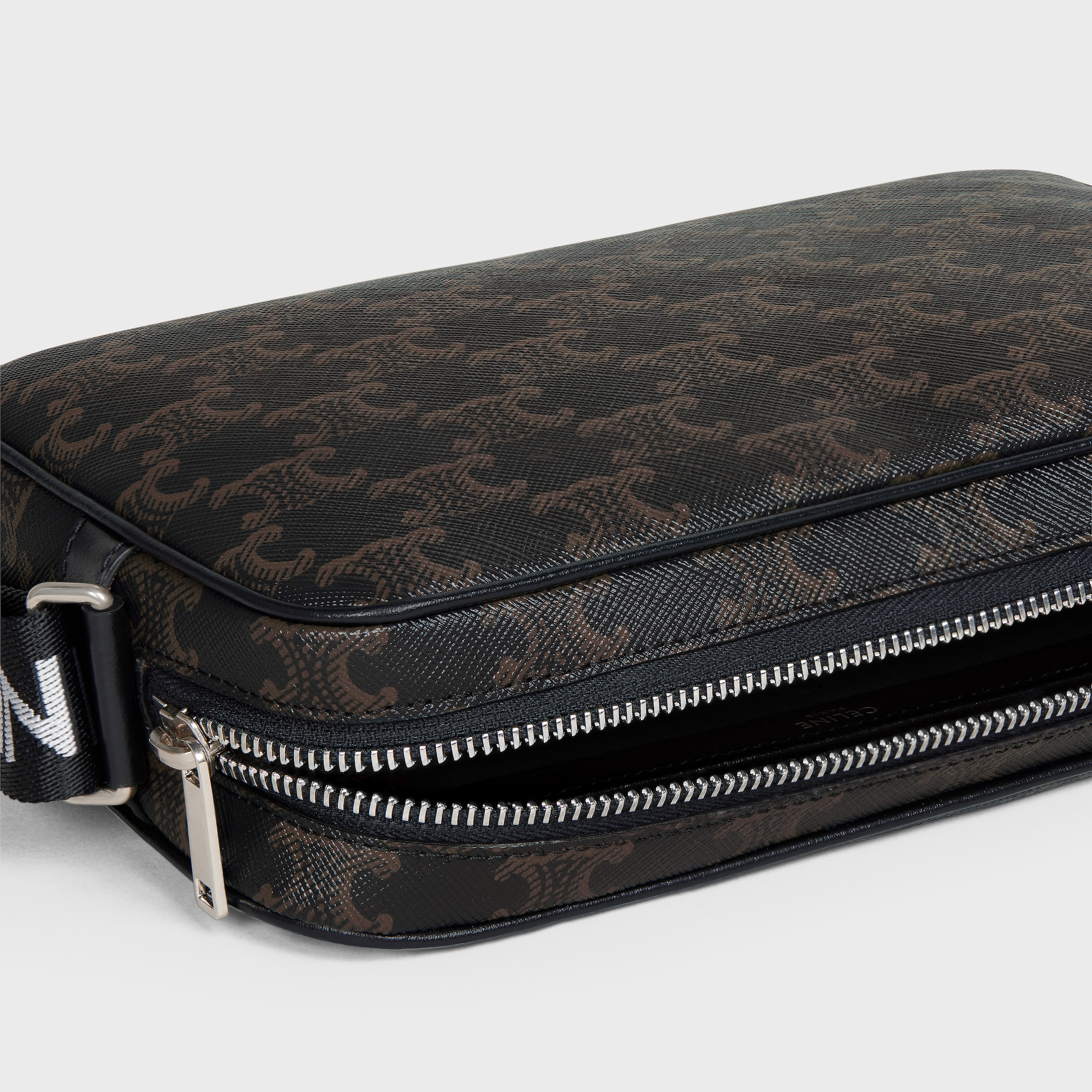 【CELINE】最新作★ TRIOMPHE CANVAS ロゴ PRINTメッセンジャー CELINE HOMME Triomphe Leather-Trimmed Logo-Print Coated