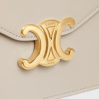 BRIEFTASCHE MIT KETTE MARGO aus glänzendem Kalbsleder - Heller Stein - BRIEFTASCHEN MIT KETTE - 1 | CELINE