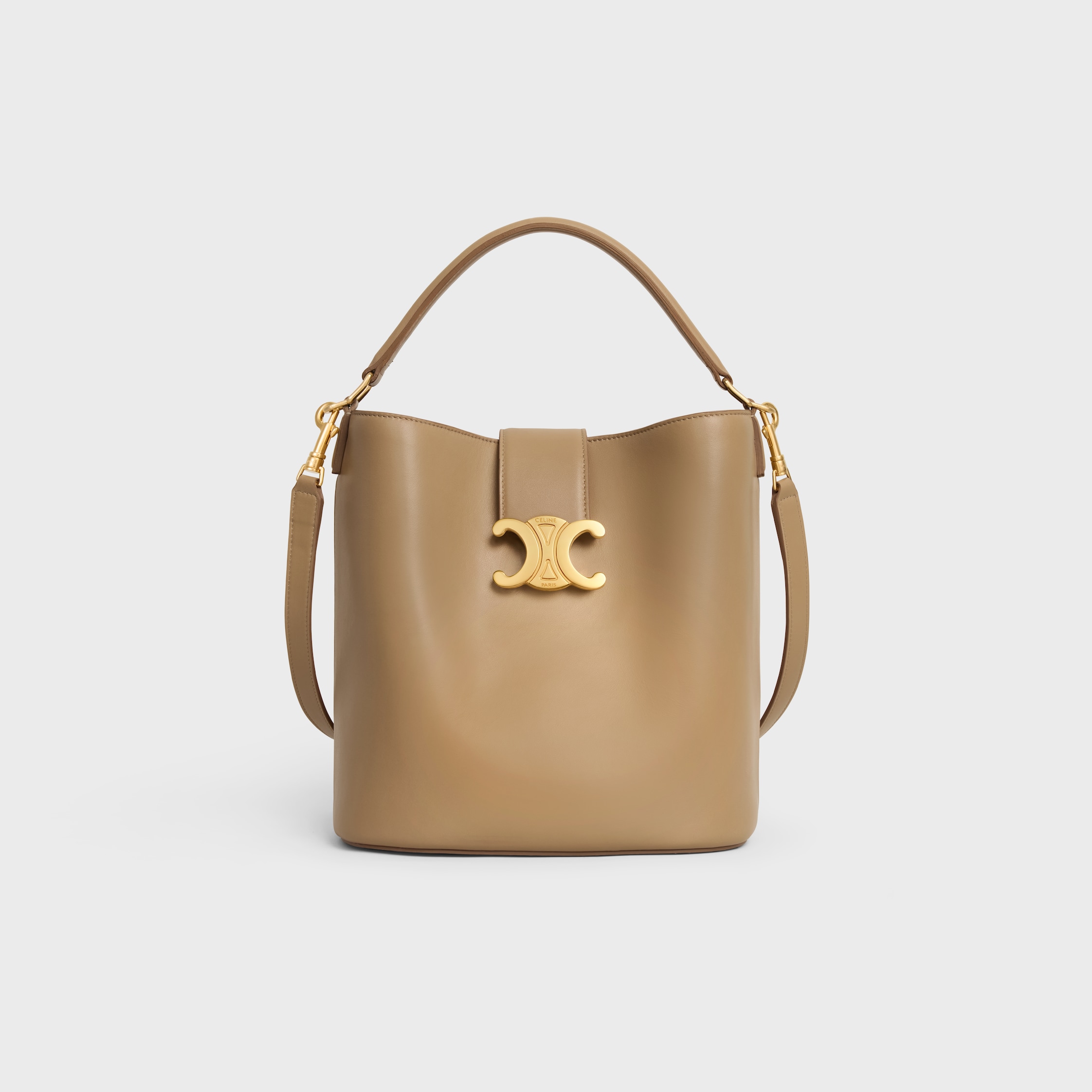 CELINE ★SALE★ UNISEX スタッズ付 ラムスキン バケットバッグ CELINE ☆SALE☆ UNISEX スタッズ付 ラムスキン バケットバッグ