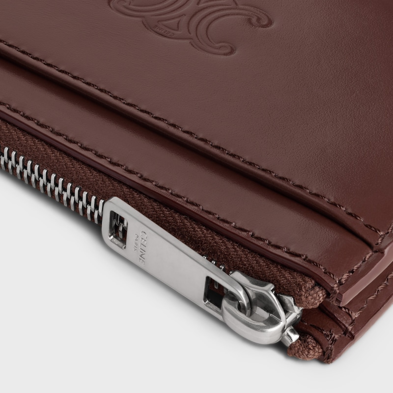 TARJETERO CON CREMALLERA DE PIEL DE BECERRO SATINADA CON MOTIVO TRIOMPHE REPUJADO - CASTAÑO - MONEDEROS Y TARJETEROS - 1 | CELINE