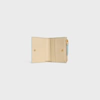 PORTEFEUILLE COMPACT TRIOMPHE STAMP VEAU SOUPLE GRAINé - BLEU POUDRE / IVOIRE - NOUVEAUTÉS - 2 | CELINE