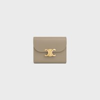 スモール フラップウォレット トリオンフ / シャイニーカーフスキン - モダントープ - ラッキーデー - 1 | CELINE