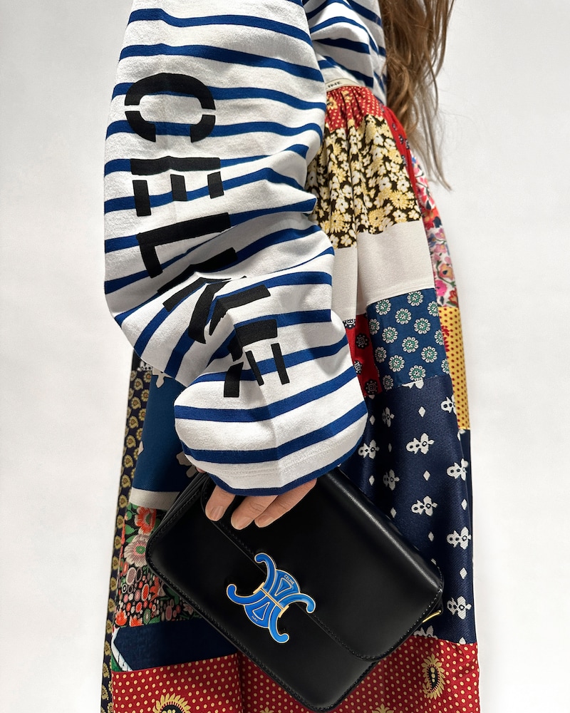 TEEN TRIOMPHE BAG IN SHINY CALFSKIN WITH ENAMEL CLOSURE - BLACK / ULTRA BLUE - SHOULDER BAGS - 1 | CELINE