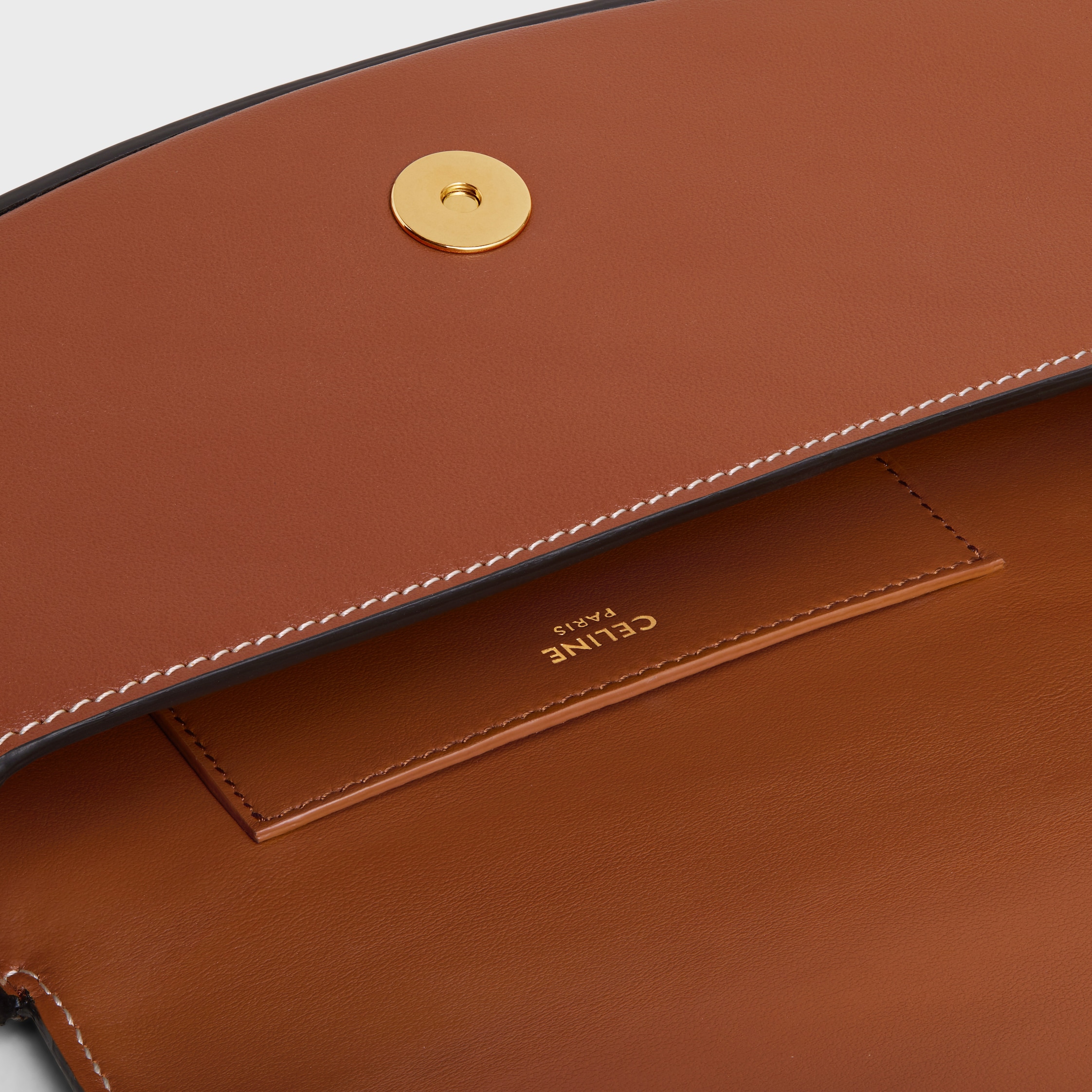 CELINE スムースカーフスキンのクラッチオンストラップTABOU CLUTCH ON STRAP TABOU IN SMOOTH CALFSKIN - TAN | CELINE