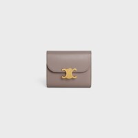 スモール フラップウォレット トリオンフ / シャイニーカーフスキン - ぺブル - 新作 - 1 | CELINE