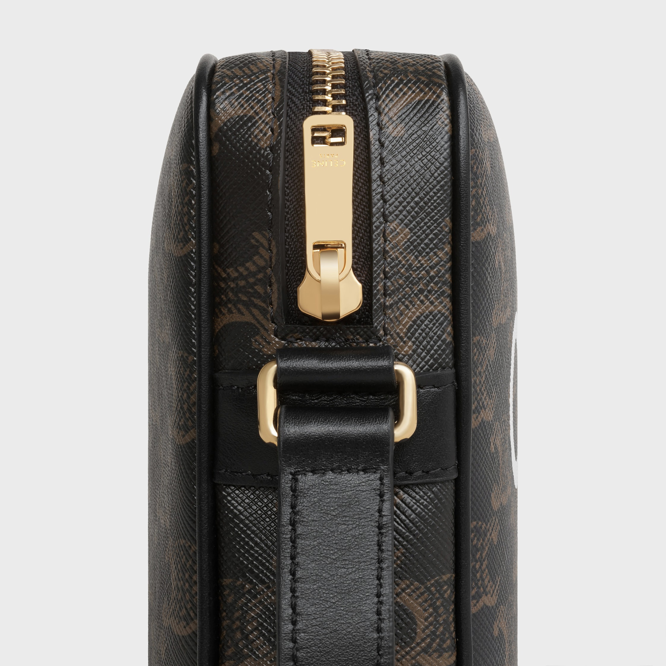 CELINE ブラックトリオンフ メッセンジャーバッグ ミディアム メッセンジャーバッグ / CELINEプリント入り