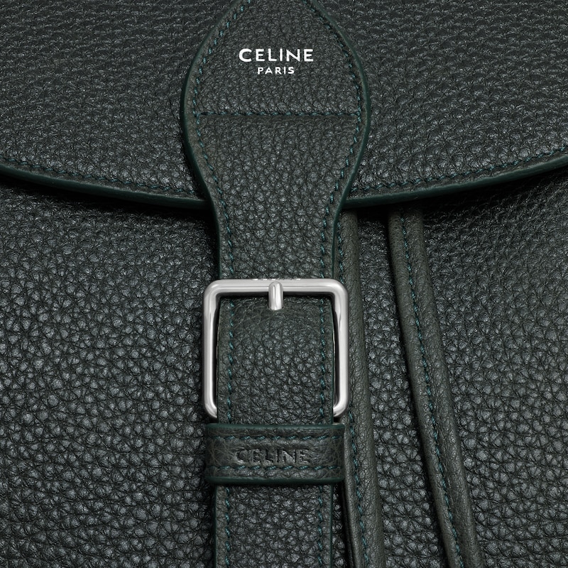 MOCHILA FOLCO GRANDE DE PIEL DE BECERRO CON TEXTURA GRANULADA - VERDE NOCHE - MOCHILAS - 1 | CELINE