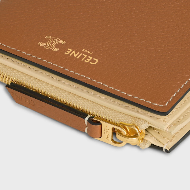 PORTEFEUILLE COMPACT TRIOMPHE STAMP VEAU SOUPLE GRAIN&eacute; - SOFT TAN / Cr&egrave;me - PORTEFEUILLES - 1 | CELINE