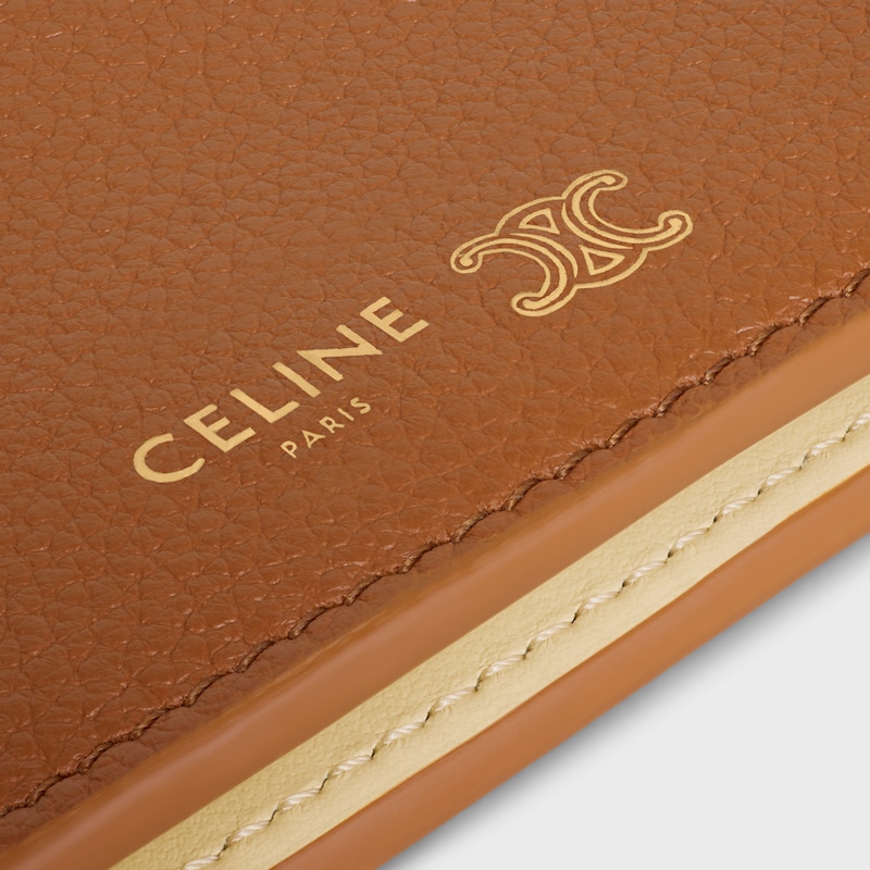 ZWEIFACH GEFALTETES KARTENETUI TRIOMPHE STAMP AUS WEICHEM GENARBTEM KALBSLEDER - ZART HELLBRAUN/ZART CREME - M&Uuml;NZ- UND KARTENETUIS - 1 | CELINE