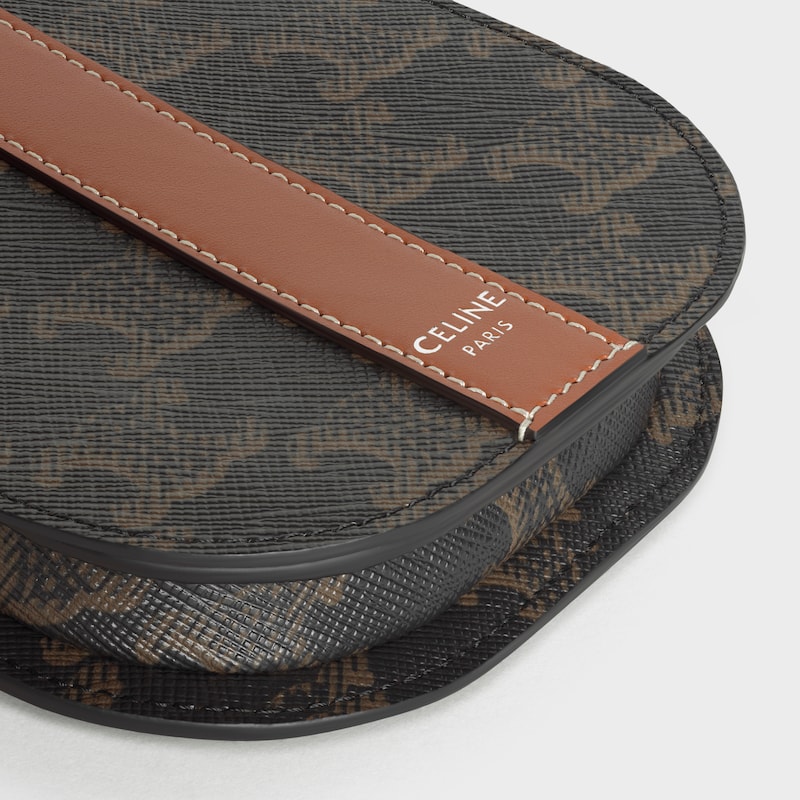 POCHETTE PARA MÓVIL CON SOLAPA DE LONA TRIOMPHE Y PIEL DE BECERRO - TOSTADO - ACCESORIOS TECNOLÓGICOS - 1 | CELINE