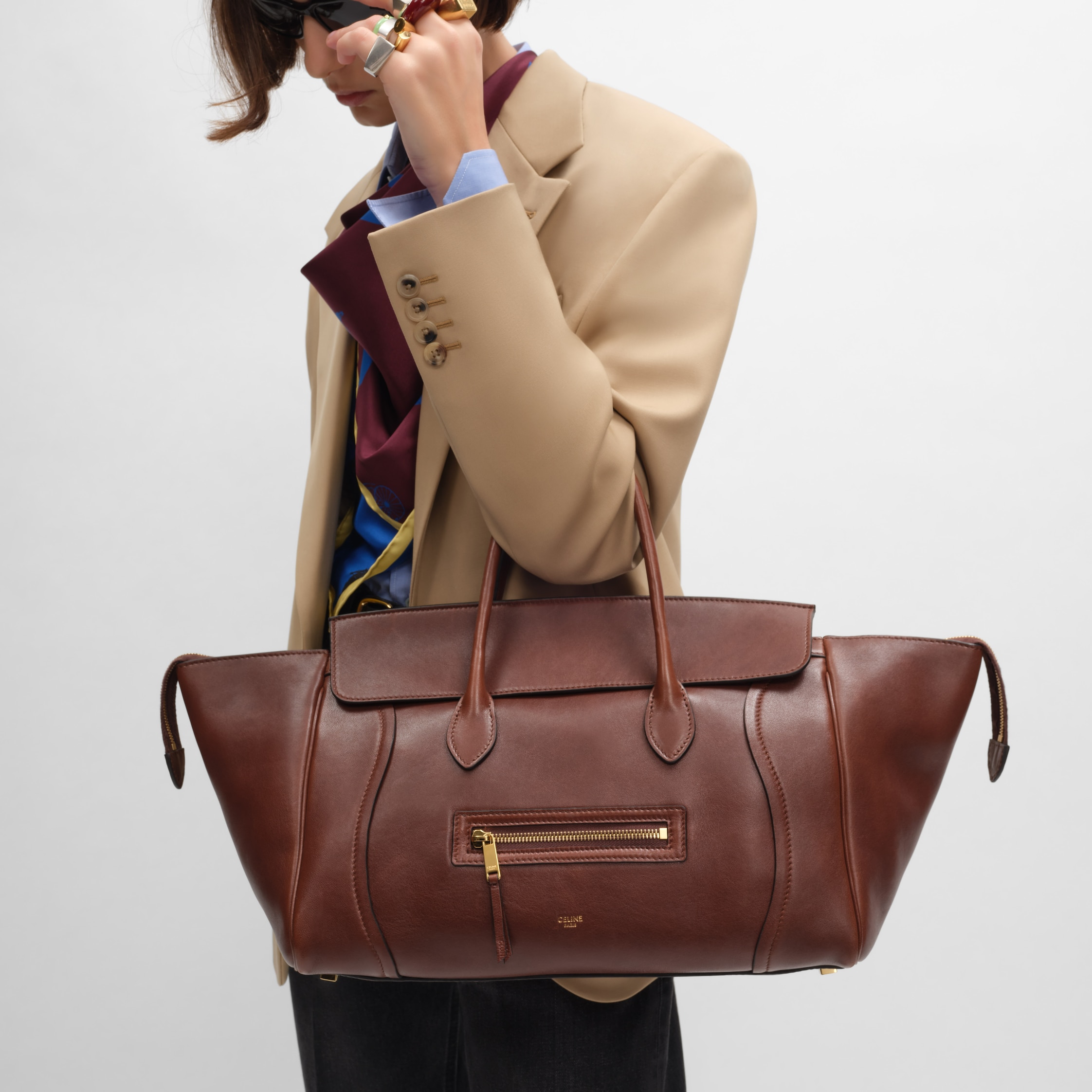 CELINE カチューシャ ブラウン・トートイズシェル MEDIUM FLAT SHOPPER IN TRIOMPHE CANVAS - HONEY | CELINE