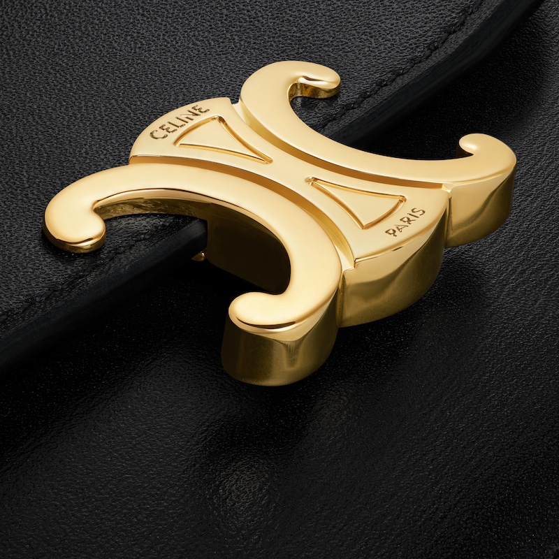 Portacarte lungo con patta Triomphe in pelle di vitello lucida - NERO - PORTAMONETE E PORTACARTE - 1 | CELINE