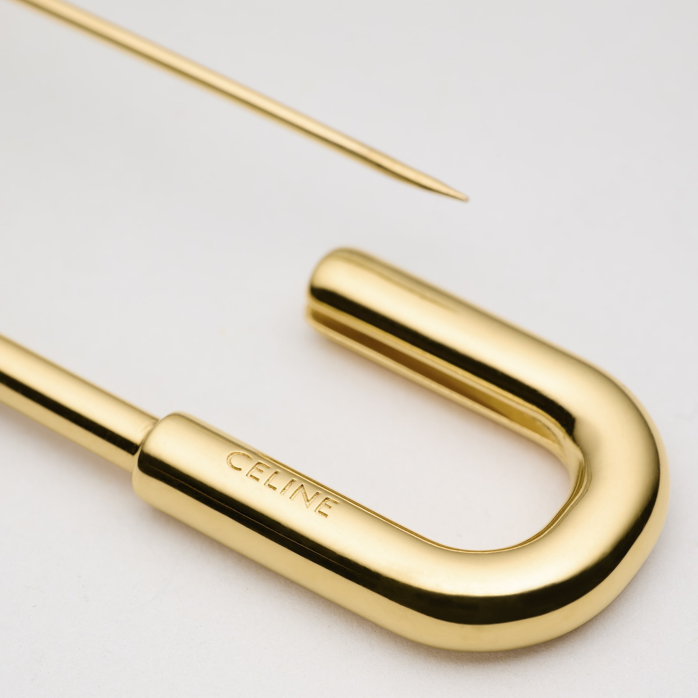 セリーヌ　ブローチ CHARMS SAFETY PIN BROOCH IN BRASS WITH GOLD FINISH - GOLD | CELINE