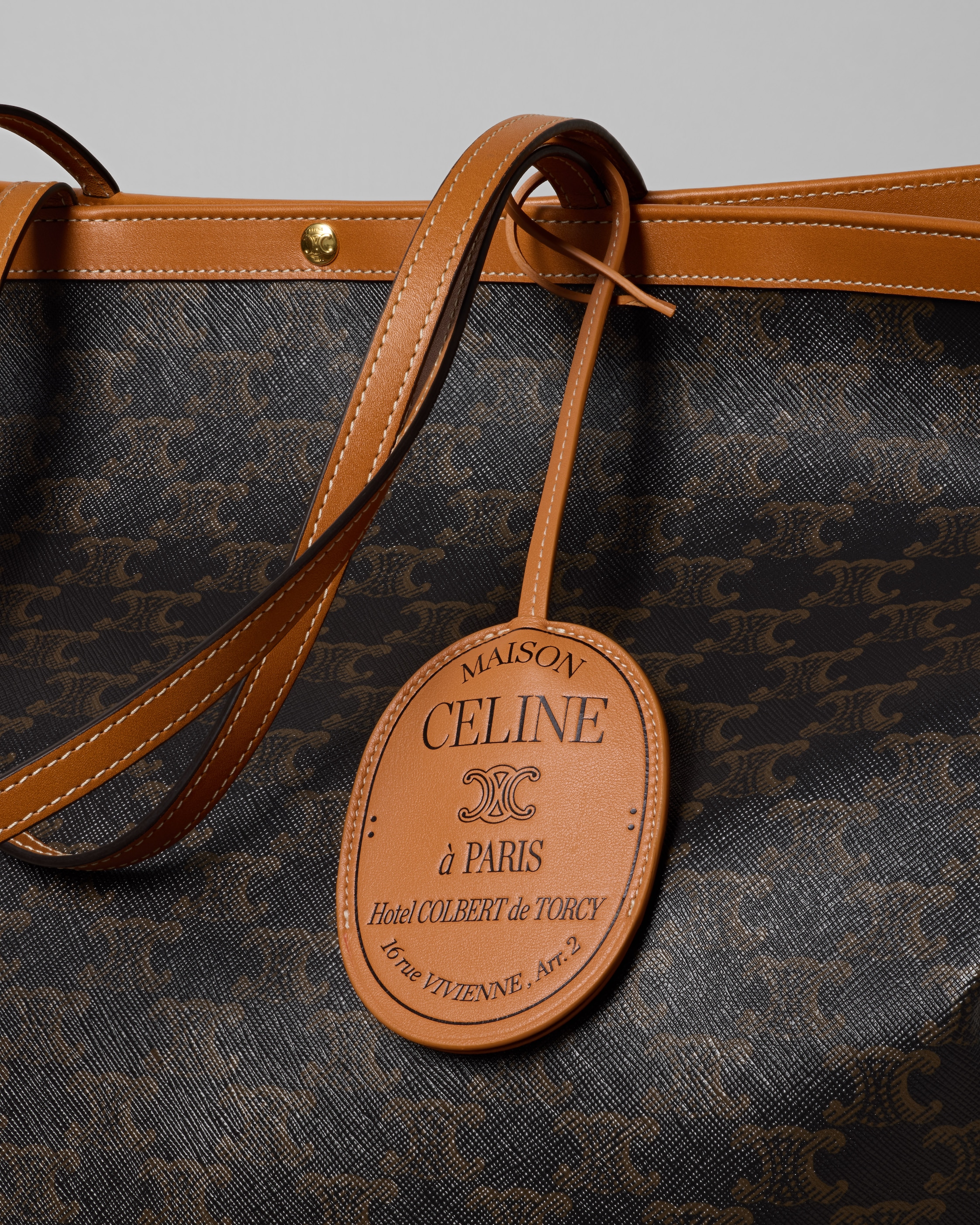 【みぃ様お纏め専用ページ】ヌビ 縮小 セリーヌリボンチャーム付きショルダーバッグ LEATHER MEDAILLON CHARM IN SMOOTH LAMBSKIN - MIEL | CELINE