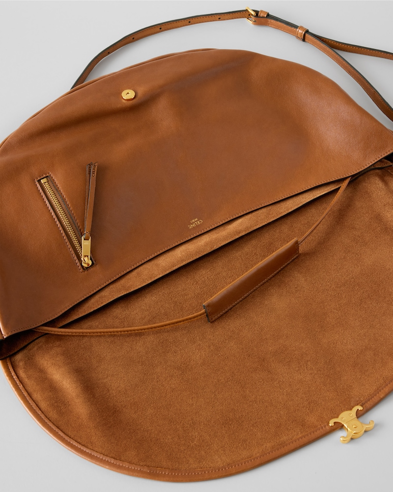 Soft Triomphe ทรง Halfmoon หนังแกะสัมผัสเงา - สีซอฟท์แทน - กระเป๋าสะพายไหล่ - 1 | CELINE