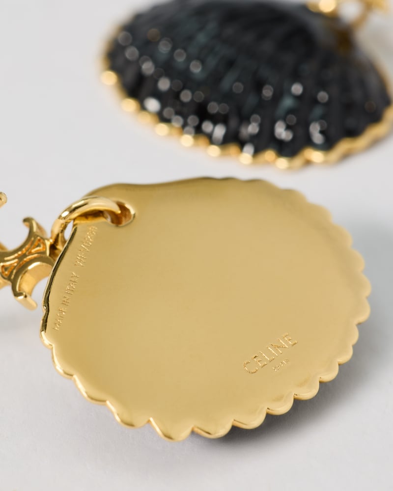 PENDIENTES DE CONCHA DE ESMALTE Y LAT&Oacute;N CON ACABADO DORADO - NEGRO/DORADO - PENDIENTES - 1 | CELINE