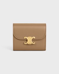 Kleine TRIOMPHE Brieftasche mit Überschlag aus glänzendem Kalbsleder - Dunkles Sepia - BRIEFTASCHEN - 1 | CELINE