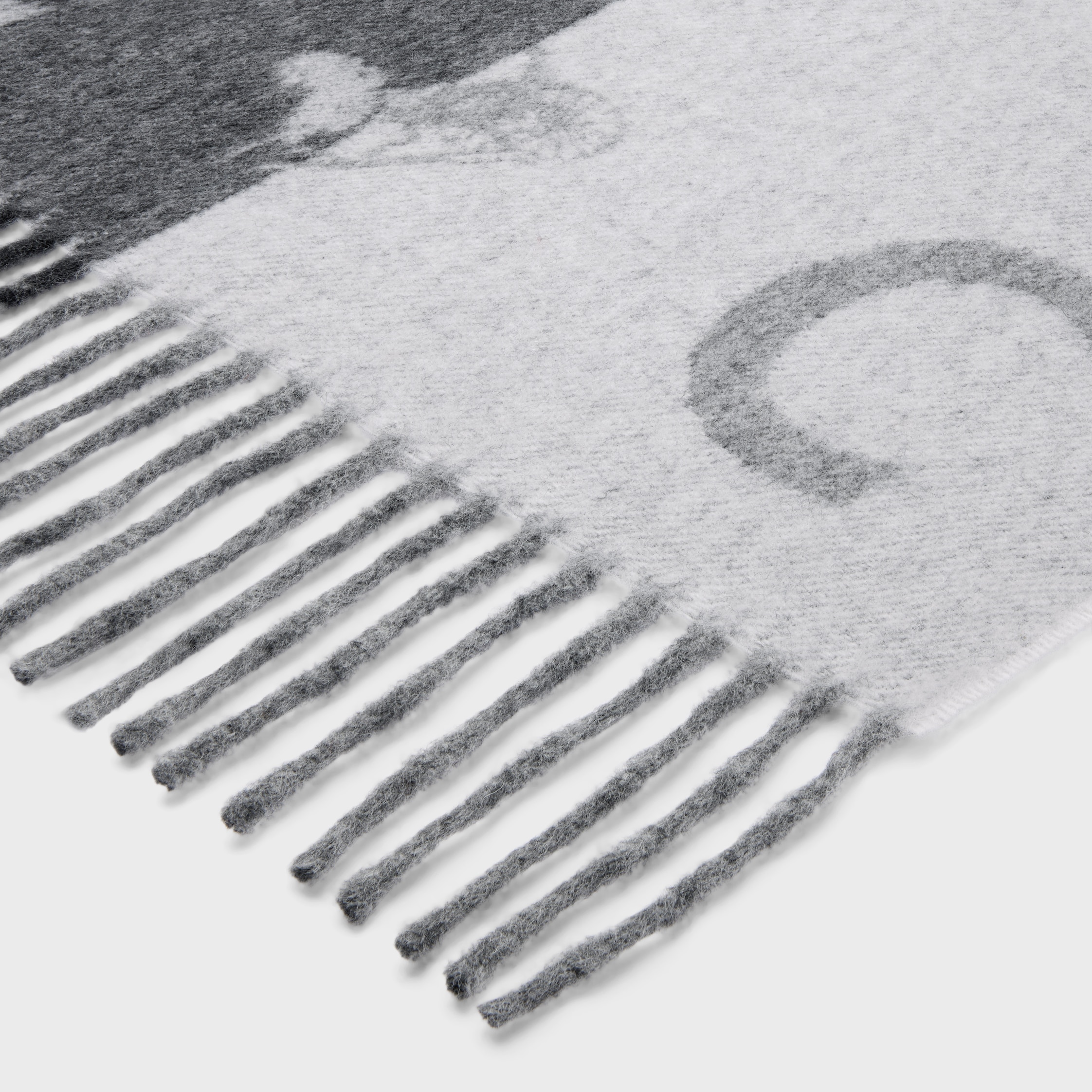 C CALÈCHE SPLIT SCARF IN CASHMERE - GREY / WHITE | CELINE