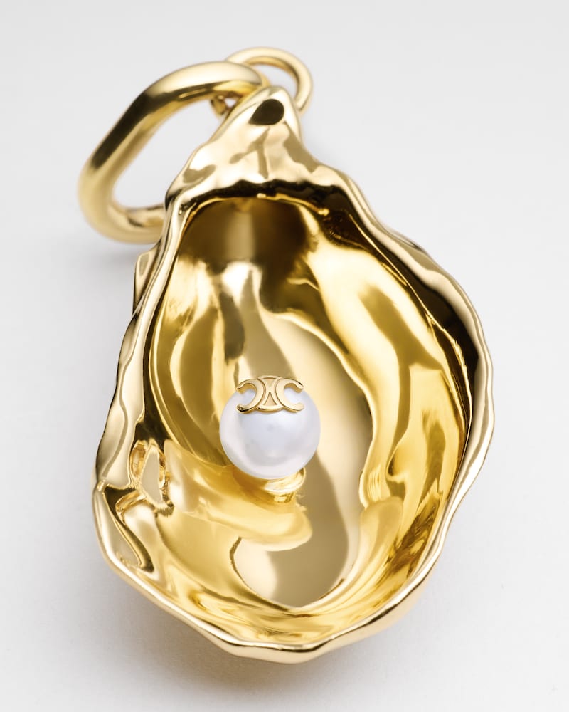 CHARMS OYSTER IN RESIN PEARL AND BRASS WITH GOLD FINISH - GOLD / IVORY - CHARMS - 1 | CELINE