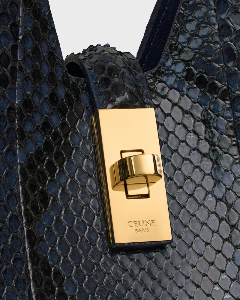 SAC CAMILLE 16 SOFT PETIT MODELE EN Python - DEEP NAVY | CELINE