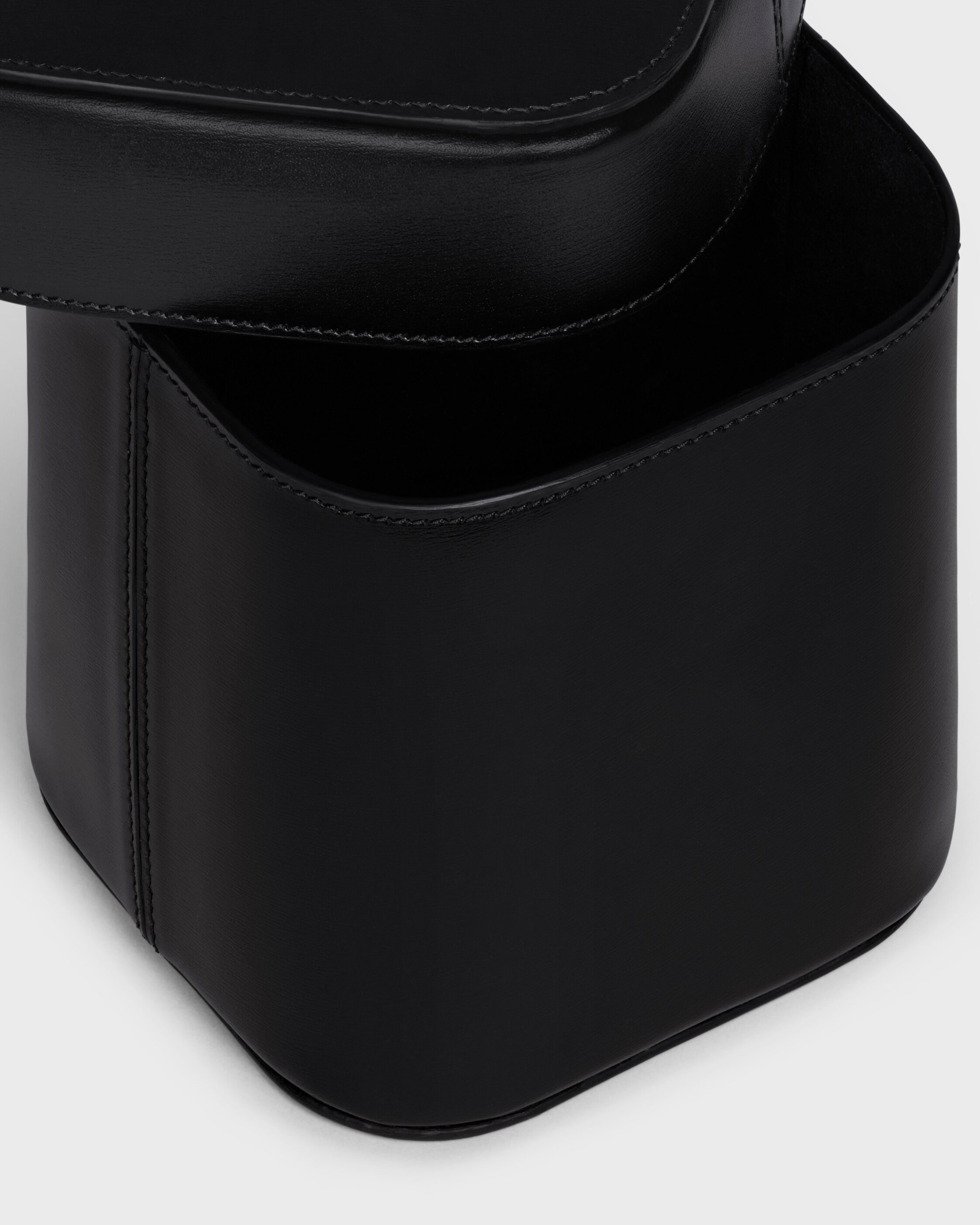 CELINE黒　M MEDIUM BOX IN SHINY CALFSKIN - BLACK | CELINE