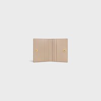 バイフォールド トリオンフ カードホルダー / シャイニーカーフスキン - サファリ - 新作 - 2 | CELINE