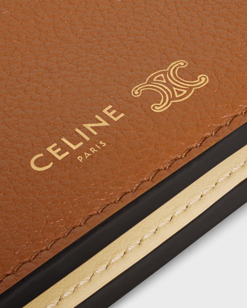 TARJETERO DE DOS PLIEGUES TRIOMPHE STAMP DE PIEL DE BECERRO FLEXIBLE CON TEXTURA GRANULADA - TOSTADO SUAVE / CREMA SUAVE - TARJETEROS - 1 | CELINE