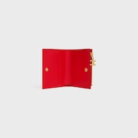 CARTEIRA COMPACTA TRIOMPHE CHARMS EM PELE GRANULADA - ULTRA RED - CARTEIRAS - 2 | CELINE