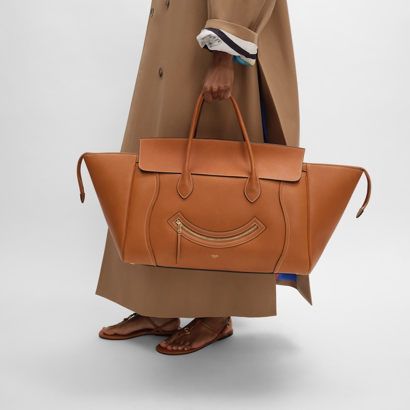 LUGGAGE SMILE GRANDE DE PIEL DE BECERRO NATURAL FLEXIBLE - TOSTADO DORADO - LUGGAGE - 1 | CELINE