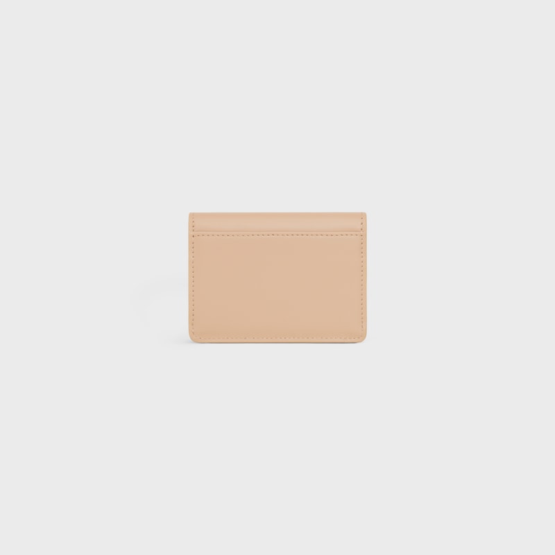 TRIOMPHE KARTENETUI MIT UMSCHLAG aus glänzendem Kalbsleder - HAFER BEIGE - KARTENETUIS - 1 | CELINE