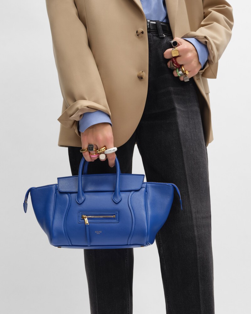 LUGGAGE PEQUEÑO DE PIEL DE CORDERO BRILLANTE FLEXIBLE - AZUL ÓXIDO - LUGGAGE - 1 | CELINE