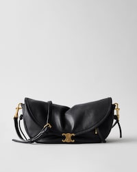 SOFT TRIOMPHE LITTLE HALFMOON หนังแกะสัมผัสเงา - สีดำ - กระเป๋าสะพายไหล่ - 1 | CELINE