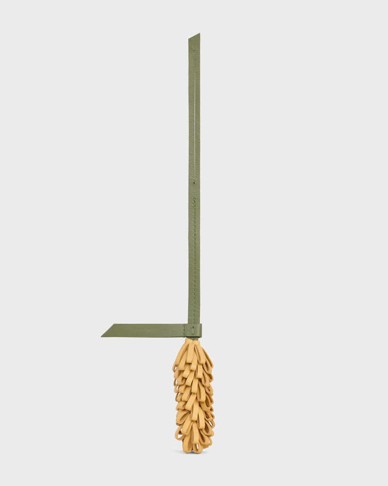 ชาร์ม WHEAT หนังแกะผิวสัมผัสเรียบ -  สีโพลเลน/สีกากีอ่อน - ชาร์มกระเป๋า - 1 | CELINE