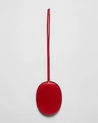 ACCESSOIRE DE SAC MEDAILLON  AGNEAU LISSE - CHILI RED - ACCESSOIRES - 2 | CELINE